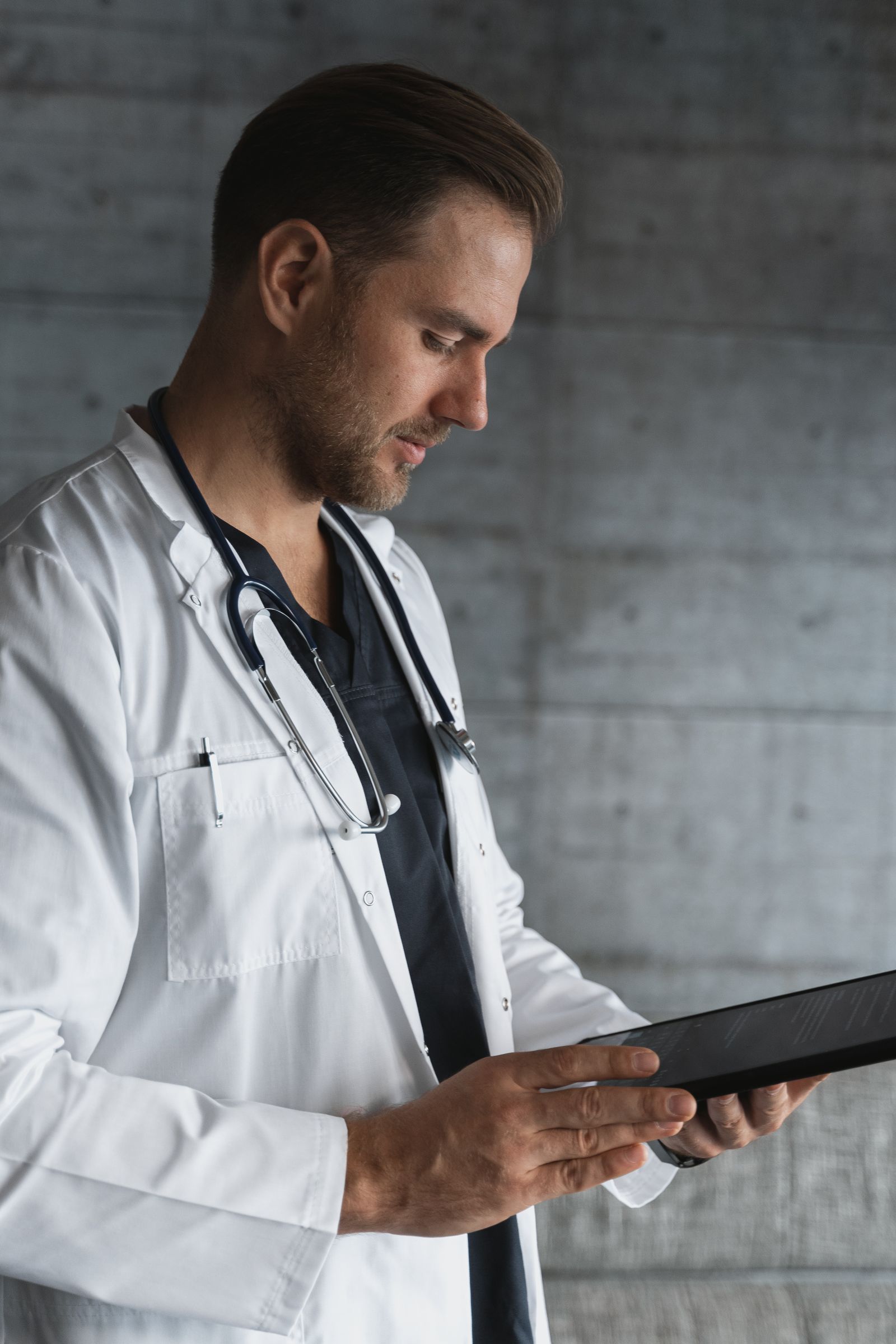 Patient meeting a doctor for a first oncology consultation